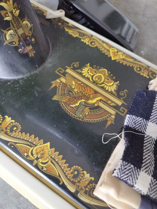 Máquina de costura antiga Singer com pedal e caixa