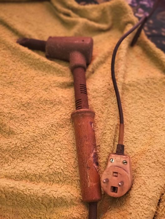 Lutownica kolbowa (oporowa) LG-250 polskiej produkcji ZDZ Łódź.