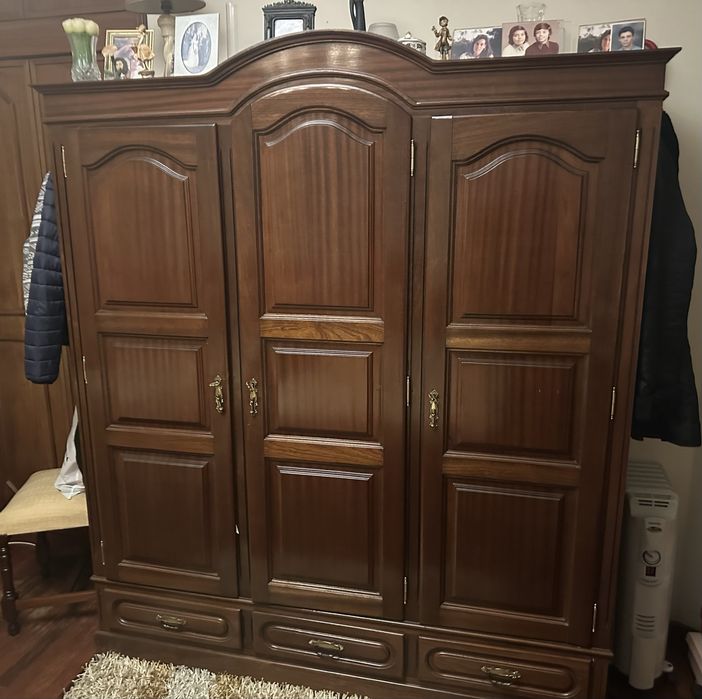 Roupeiro, comoda com espelho e duas cadeiras