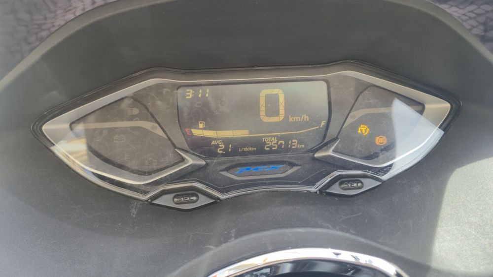 Pcx de 2023 com top case
