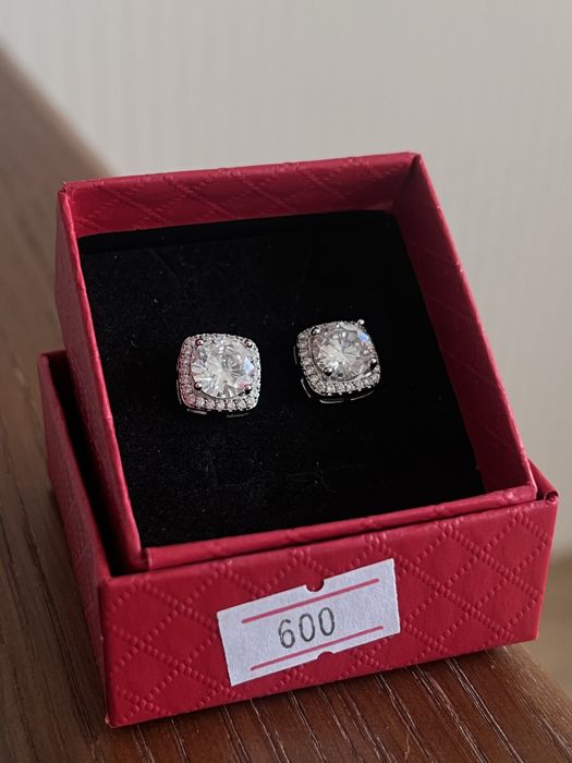 Сережки з камнями сваровскі