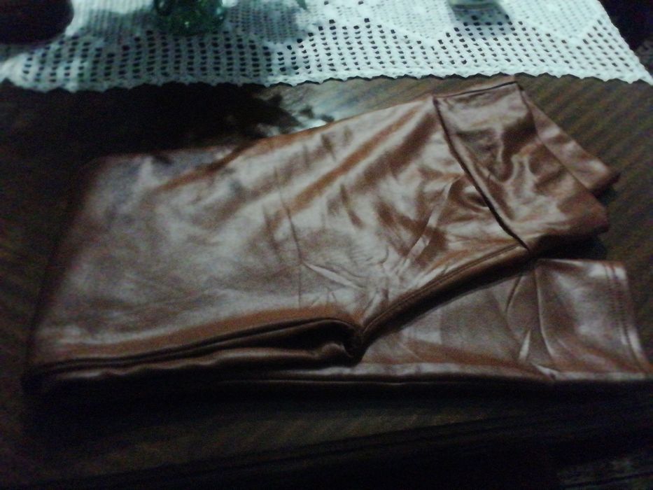 Vendo essa calça Napa entrego em mãos na maceira.