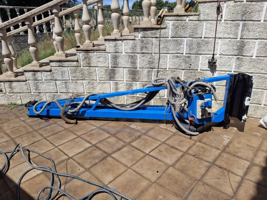 Braço articulado de preparação de pintura  e bate-chapa