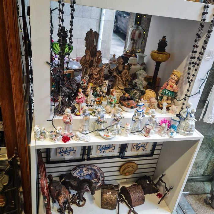 Estatueta Decorativa Palhaço Músico Porcelana – Pintada à Mão