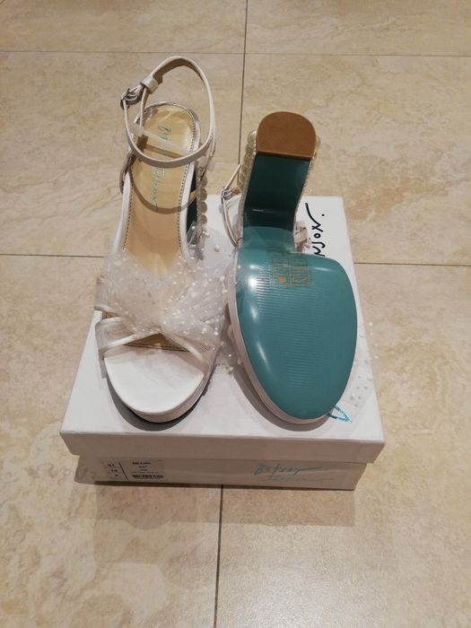 Sandały na obcasie Betsey Johnson