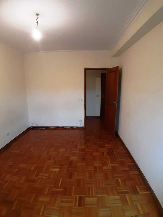 T2 com garagem e cozinha equipada em Celas
