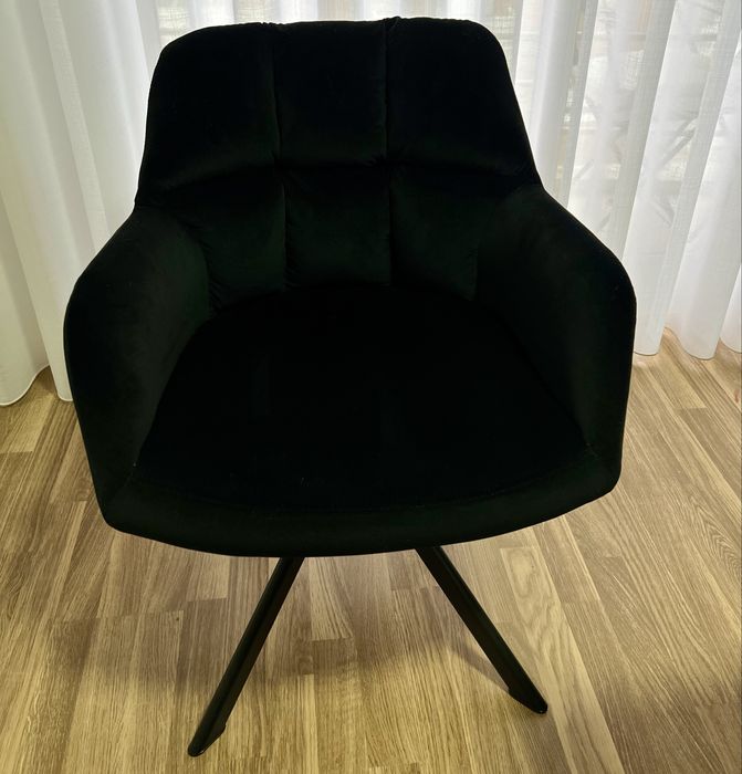 Cadeira rotativa em veludo