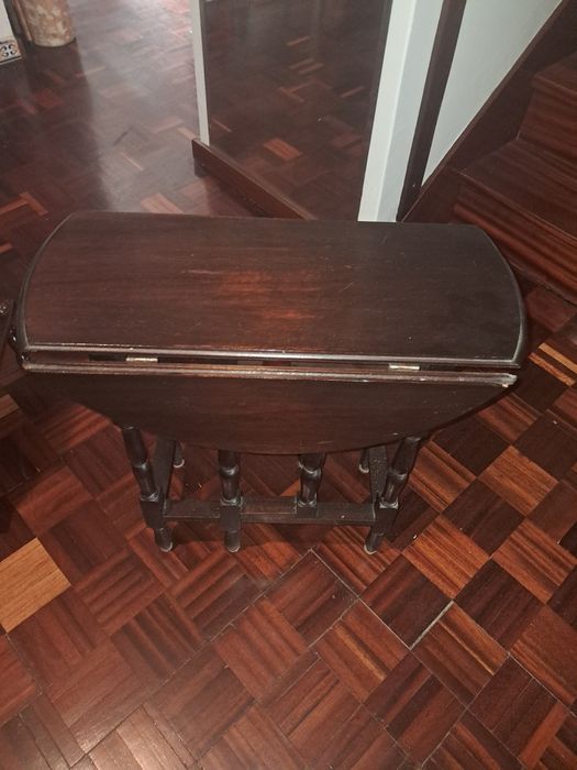 Mesa de madeira com abas