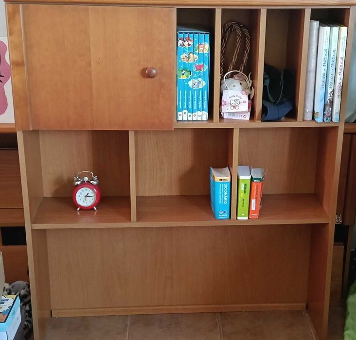 Quarto estúdio c/duas camas e secretária cerejeira