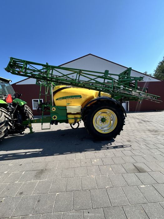 Opryskiwacz ciagany John Deere 732 z nawigacją