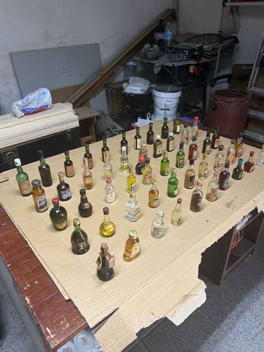 Coleção de miniaturas de bebidas