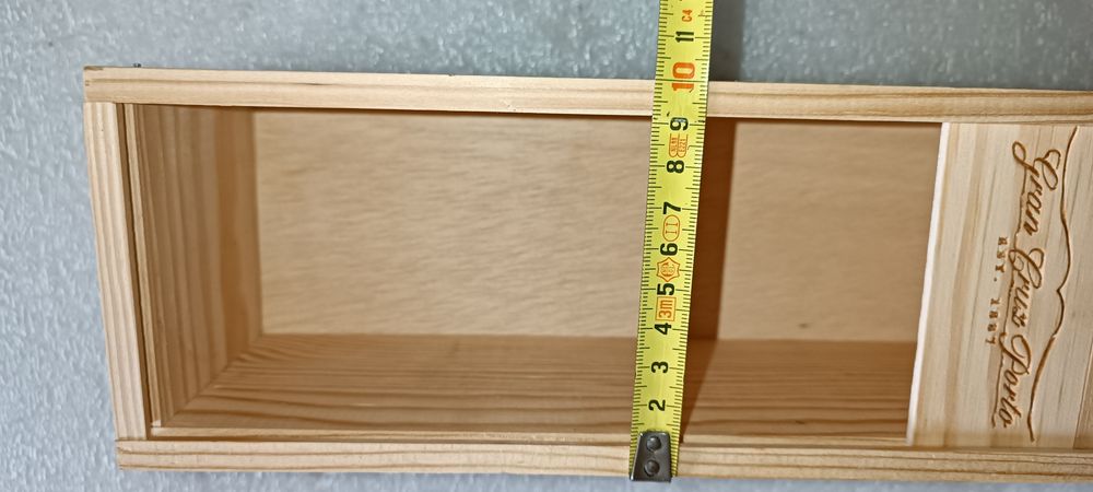 Antiga Caixa de madeira de vinho do porto timbrada assinada?