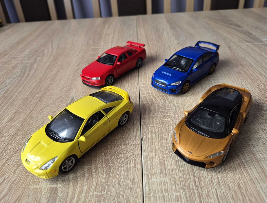 Cztery wspaniałe sportowe modele Welly skala 1:34