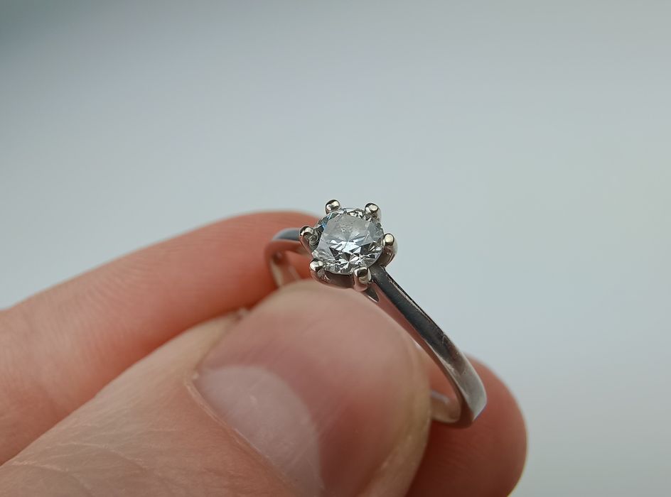 Złoty pierścionek z brylantem.