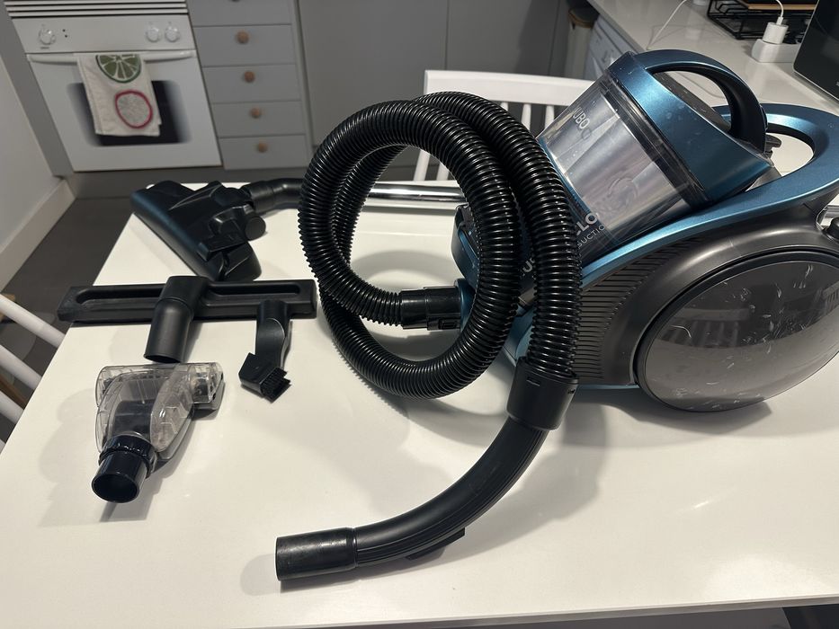 Aspirador sem saco em otimo estado marca KUBO