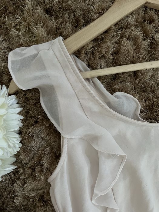 Vestido curto justo com folhos