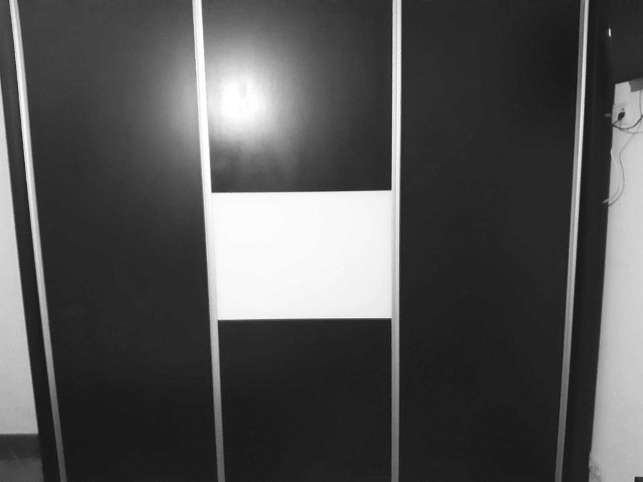 Roupeiro,com 2,45 por  2,45 apenas com algumas  marcas  de uso