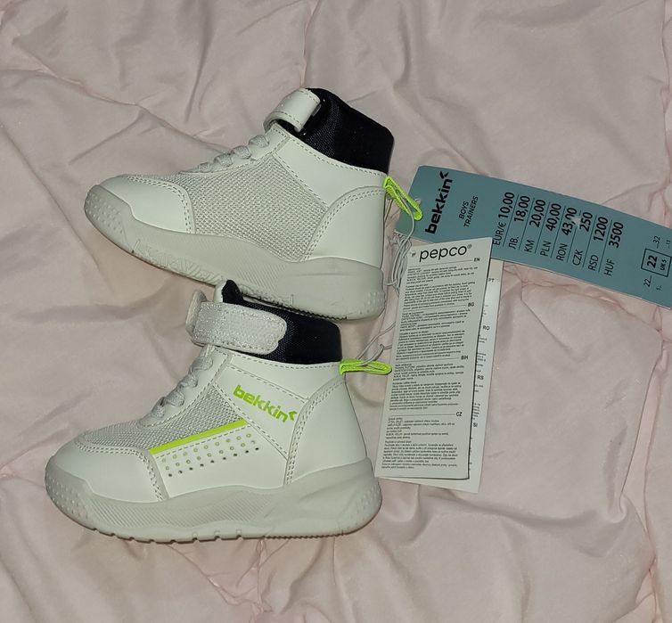 Кроссовки высокие р.22