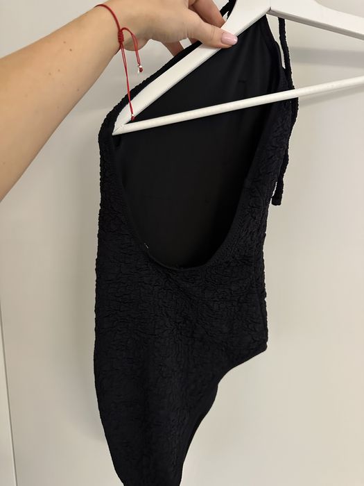 Czarne body z różą Mango