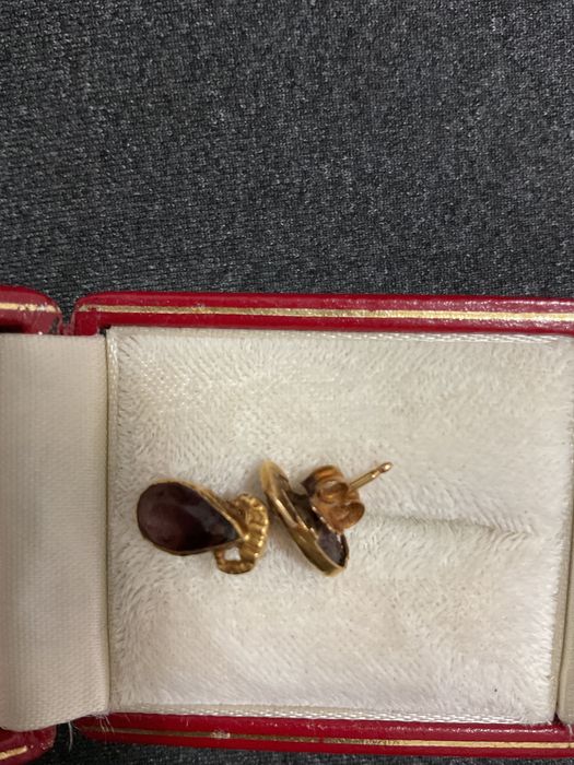 Brincos clássicos de senhora com pedras