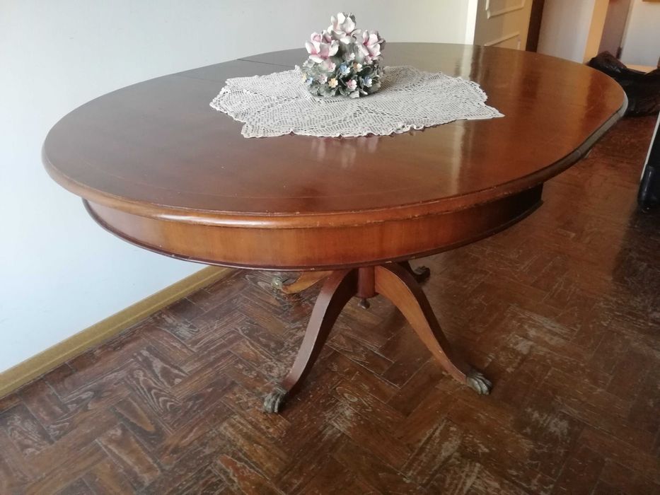 Mesa de madeira escura antiga. Dimensão adaptável. Apenas 50 euros.