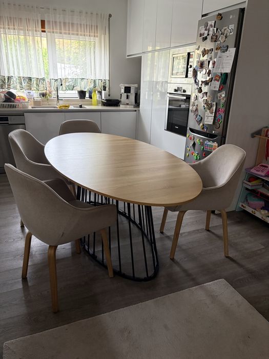 Mesa de jantar oval