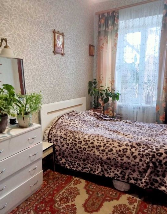 Продам в центре города  2 комнатную квартиру 42 кв.м на среднем этаже