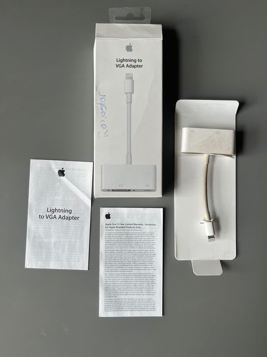 Apple Lightning to VGA Adapter - MD825ZM