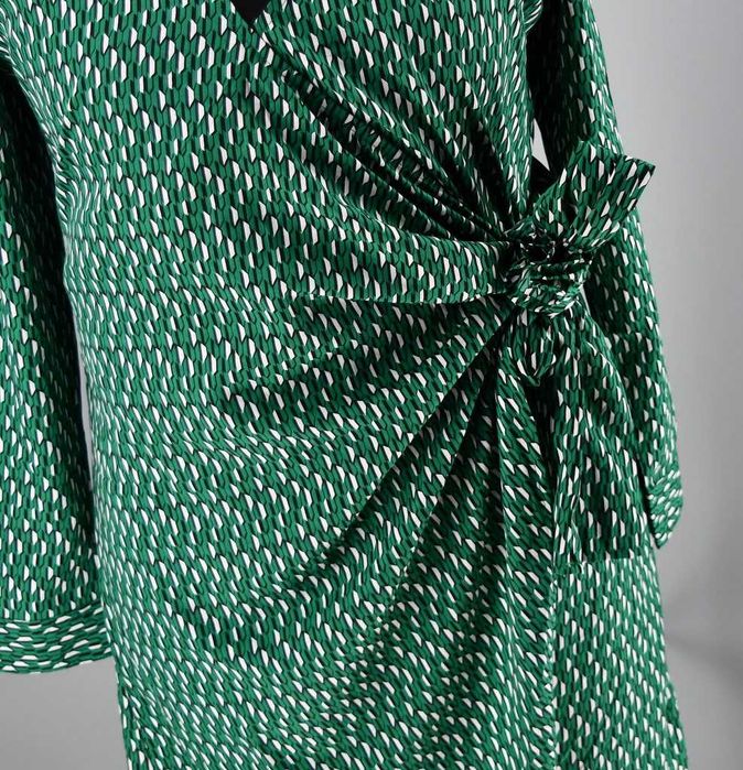 Zwiewna cienka sukienka kopertowa Bodyflirt 44 plus size print