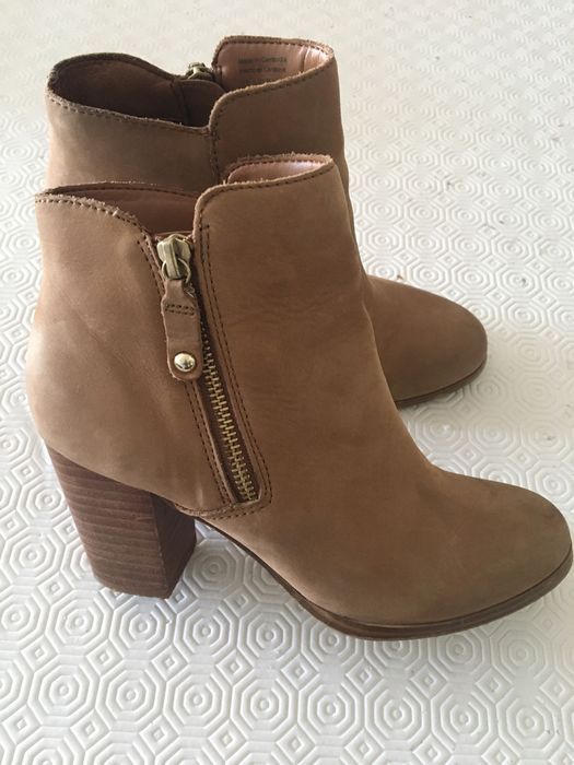 Botas de salto alto.