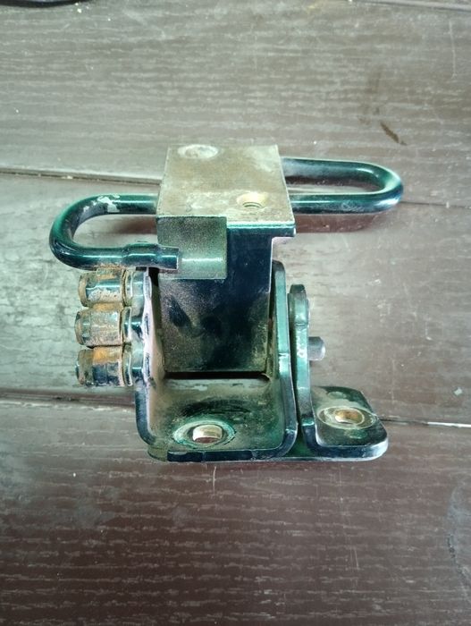 Петли передней пас двери Skoda Superb 1