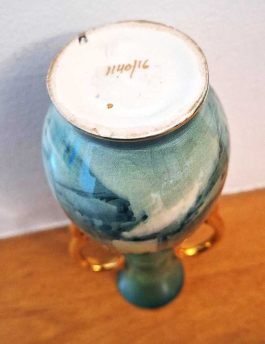 Pequena ânfora em porcelana europeia