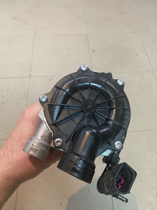 Насос (кришка) повітряний VW TIGUAN PASSAT 04E959231
