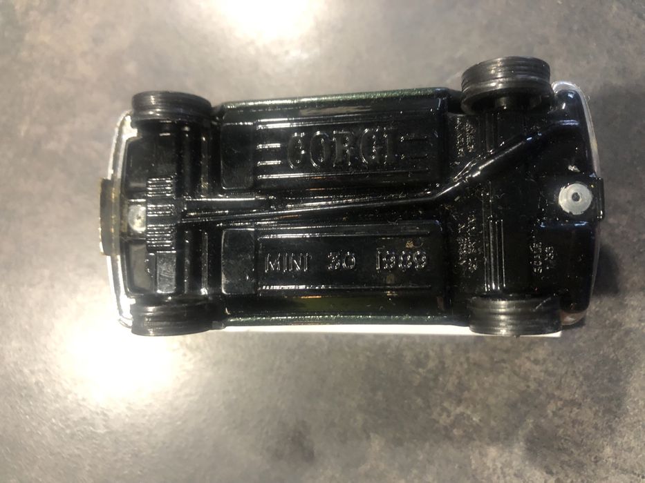 Mini After Eight, ciemnozielony metalik z szarym wnętrzem  1::36 model