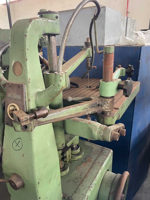 Serra de fita vertical