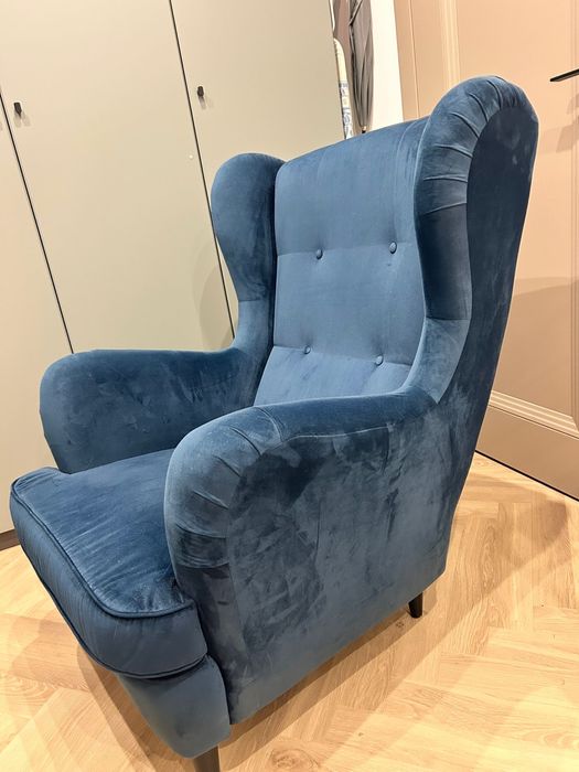 Tapicerowany fotel uszak model Oscar