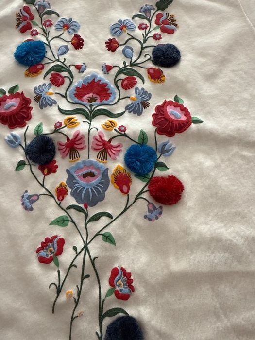 Camisola de menina nova por estrear