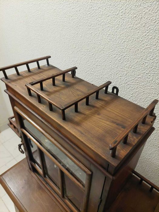 Vitrine antiga em madeira com loiça decorativa – móvel inferior oferta