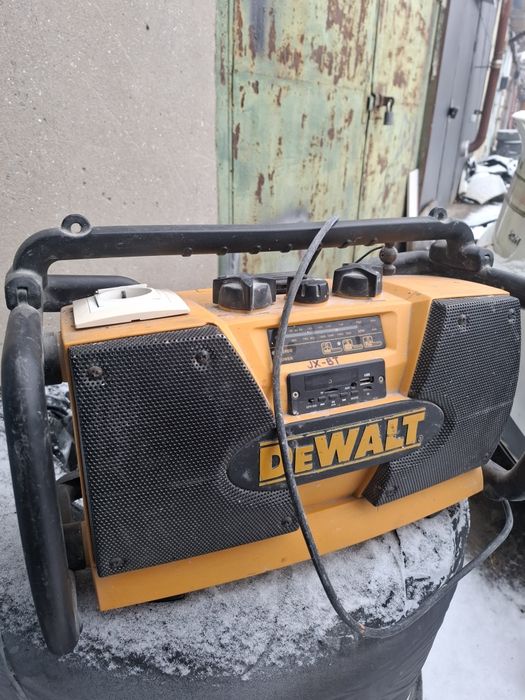 Радио зарядка Dewalt