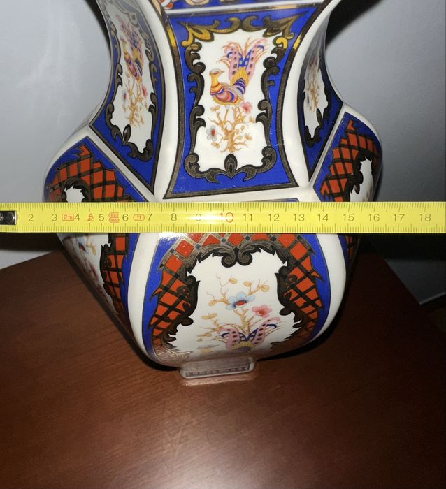 Dekoracyjny wazon porcelanowy