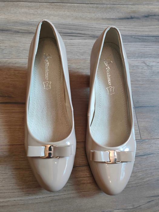 Beżowe buty na obcasie marki Boshimao - rozmiar 40