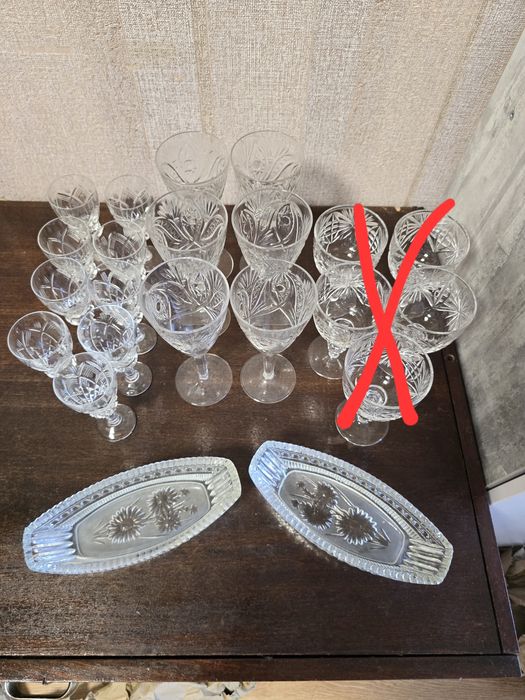 Хрустальні бокали на ніжці та салатник