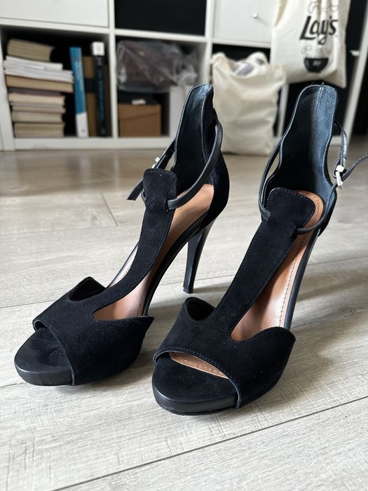 Damskie czarne buty na obcasie marki RAGE AGE