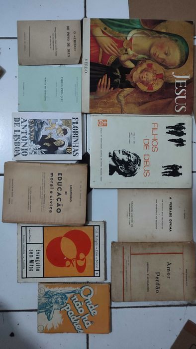 Lote 75 Publicações Diversas sobre Religião Católica