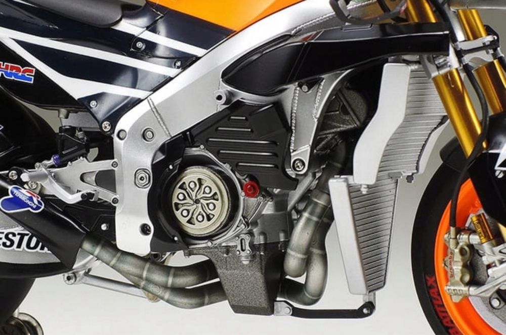 Motor motocykl Honda RC213V Respol '14 model 1:12 Tamiya 14130