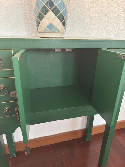 Consola de inspiração oriental