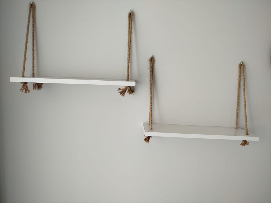 Półki białe na sznurkach