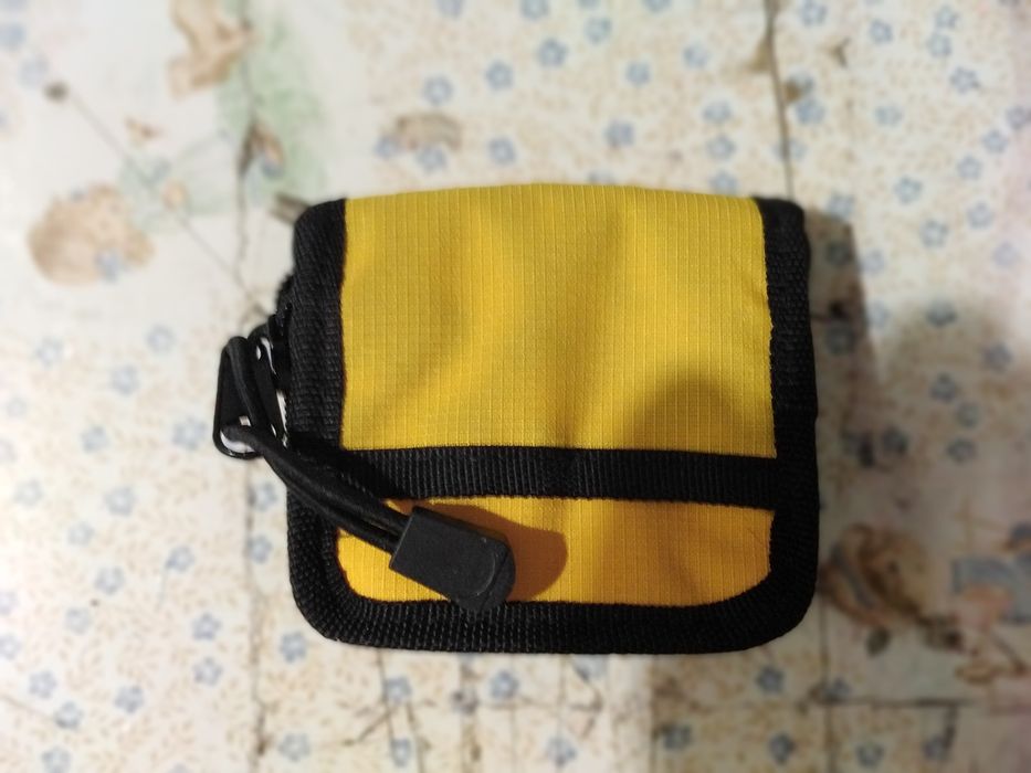 Vendo carteira de amarelo bom estado