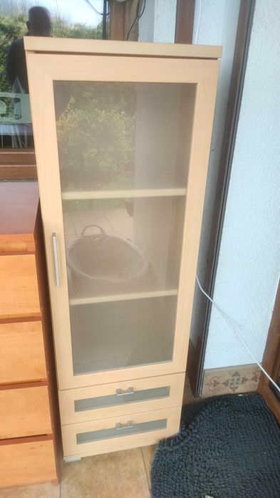 szafka stojaca z szyba matowa