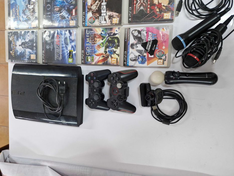 PlayStation 3 + vários comandos ,câmara e vários jogos